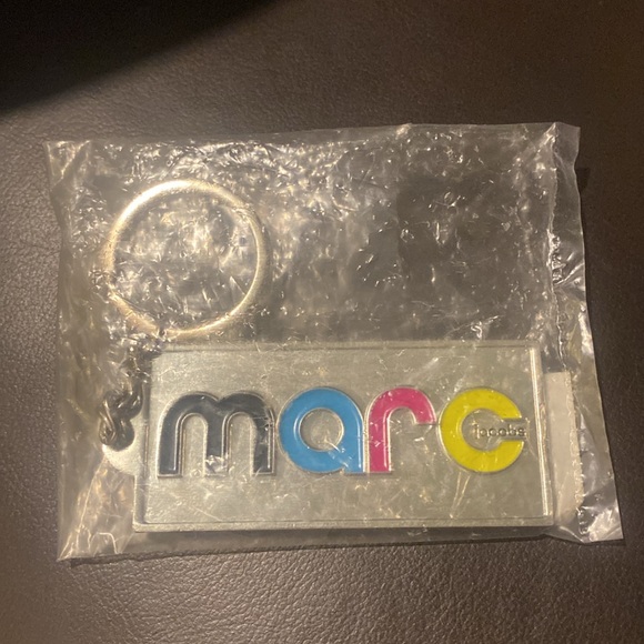 Marc Jacobs rainbow keychain - Picture 3 of 3